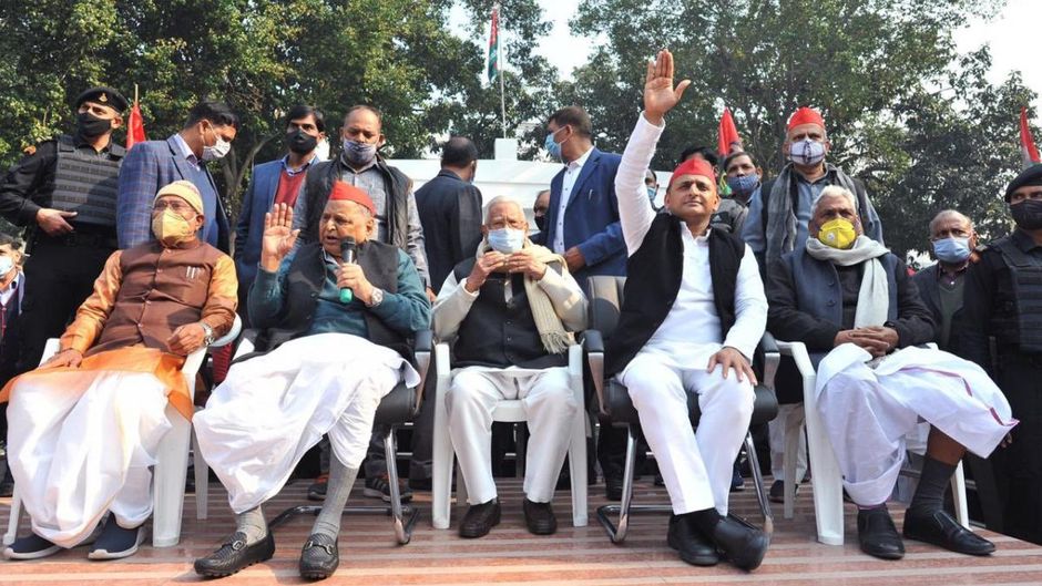 मुलायम सिंह यादव के साथ अखिलेश यादव