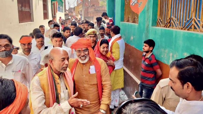 जनसंपर्क गाजीपुर के गहमार गांव में पंचायत चुनाव के लिए प्रचार अभियान के दौरान प्रदेश भाजपा अध्यक्ष स्वतंत्र देव सिंह