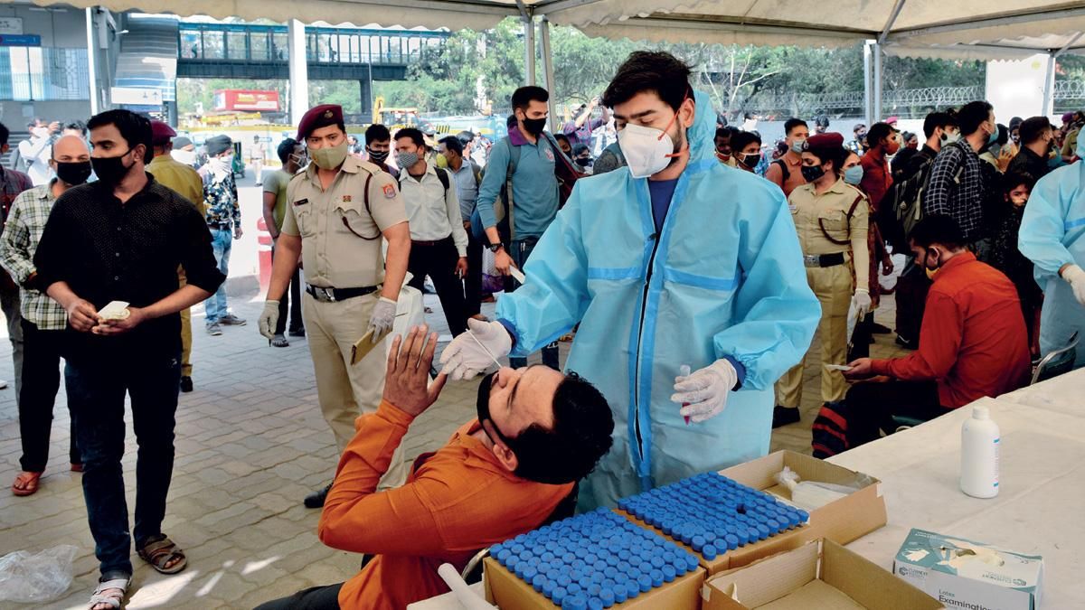 टेस्ट की बात दिल्ली के आइएसबीटी में रैपिड एंटी-जेन टेस्ट