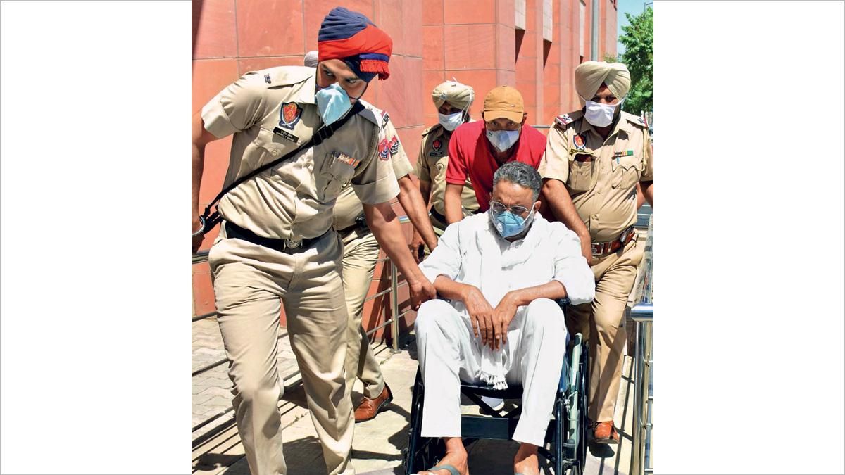 बचने की जगह नहीं मोहाली जिला अदालत में 31 मार्च को मुख्तार अंसारी को ले जाते पंजाब पुलिस के जवान