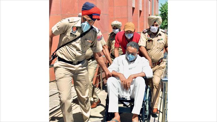 बचने की जगह नहीं मोहाली जिला अदालत में 31 मार्च को मुख्तार अंसारी को ले जाते पंजाब पुलिस के जवान