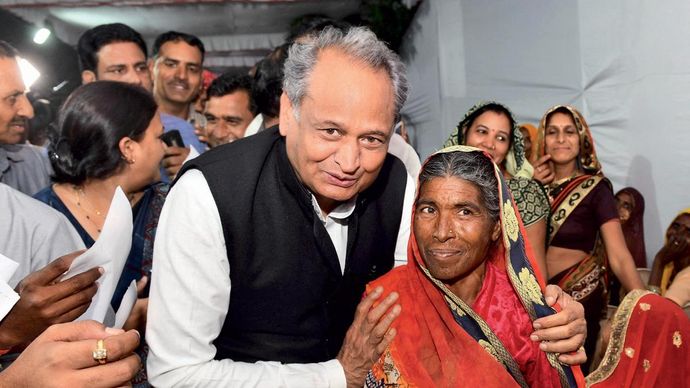 जनता के बीच एक जनसुनवाई के दौरान राजस्थान के मुख्यमंत्री अशोक गहलोत