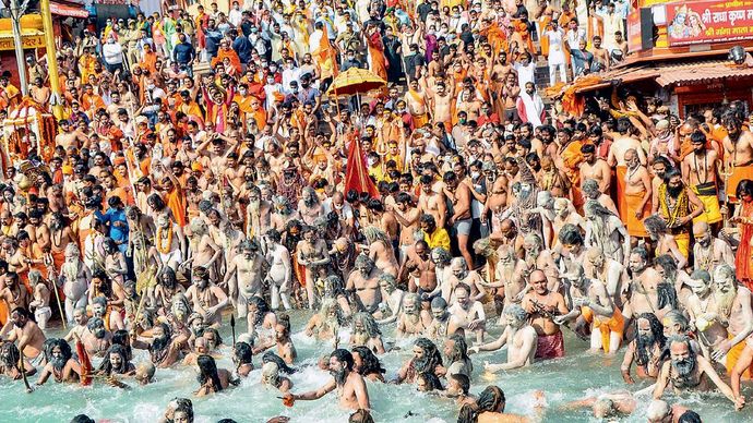 कोरोना प्रकोप फैला 12 अप्रैल को हरिद्वार के घाट पर श्रद्घालुओं की भारी भीड़