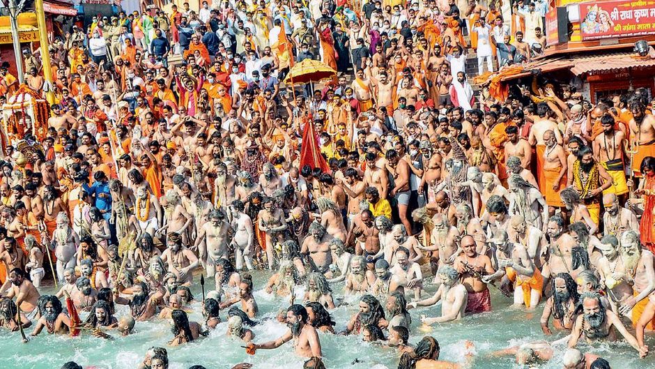 कोरोना प्रकोप फैला 12 अप्रैल को हरिद्वार के घाट पर श्रद्घालुओं की भारी भीड़