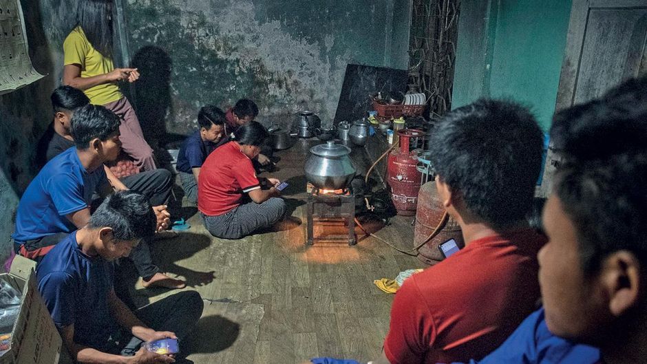 भविष्य की चिंता मिजोरम में एक स्थान पर म्यांमार से आए शरणार्थी