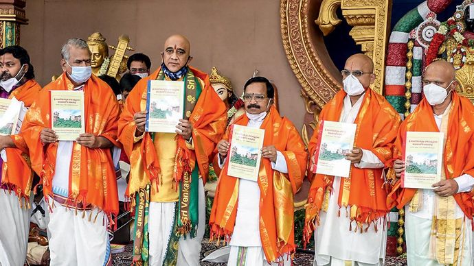 दावा अंजनाद्रि को हनुमान जन्मस्थान घोषित करने के बाद टीटीडी विशेषज्ञ समिति के सदस्य और (ऊपर) तिरुमला पर्वत श्रृंखला व वेंकटेश्वर मंदिर