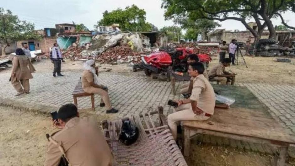 पिछले वर्ष जुलाई में बिकरू में पुलिस की तैनाती