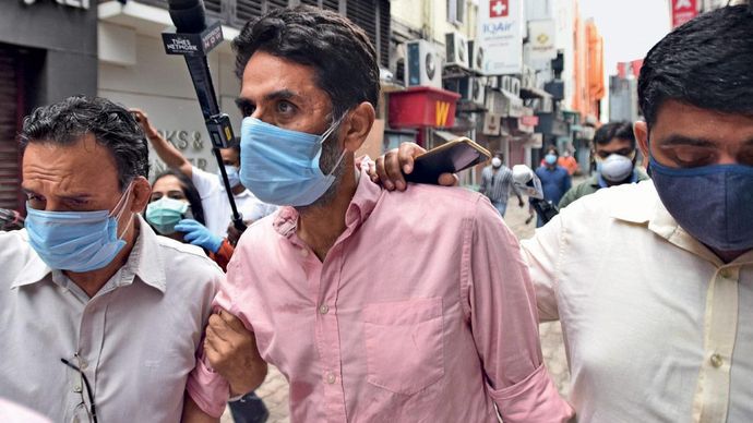 शर्म नहीं आती नवनीत कालरा को जांच के लिए दिल्ली पुलिस दिल्ली में खान मार्केट लाती हुई, जहां उसका रेस्तरां खान चाचा स्थित है; (नीचे) रेस्तरां में बरामद ऑक्सीजन कंसंट्रेटरों का ढेर