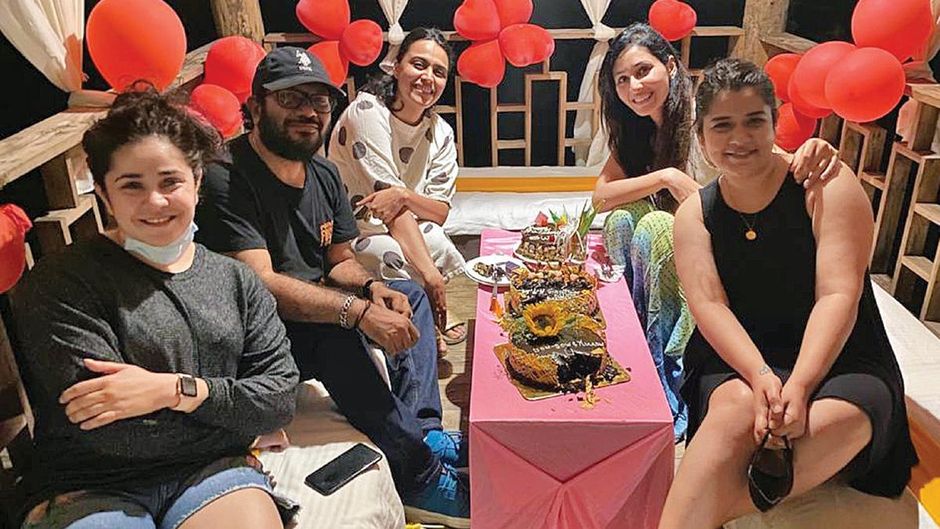 शूटिंग का आनंद गोवा में ही जहां चार यार के सेट पर अभिनेत्री स्वरा भास्कर का जन्मदिन मनाते कलाकार