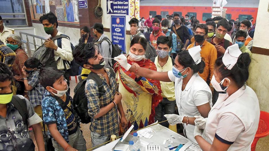 बचाव के उपाय महाराष्ट्र से लौटते प्रवासी मजदूरों की पटना स्टेशन पर कोविड जांच