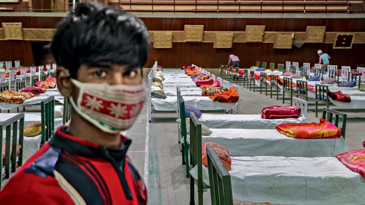 वायरस से दो-दो हाथ श्रीनगर के एक इंडोर स्पोट्र्स स्टेडियम में अस्थायी कोविड क्वारंटीन केंद्र