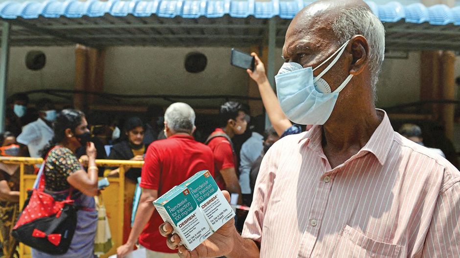 जीवनरक्षक एक सरकारी केंद्र से रेमडेसिविर खरीद चुके चेन्नै के एक निवासी