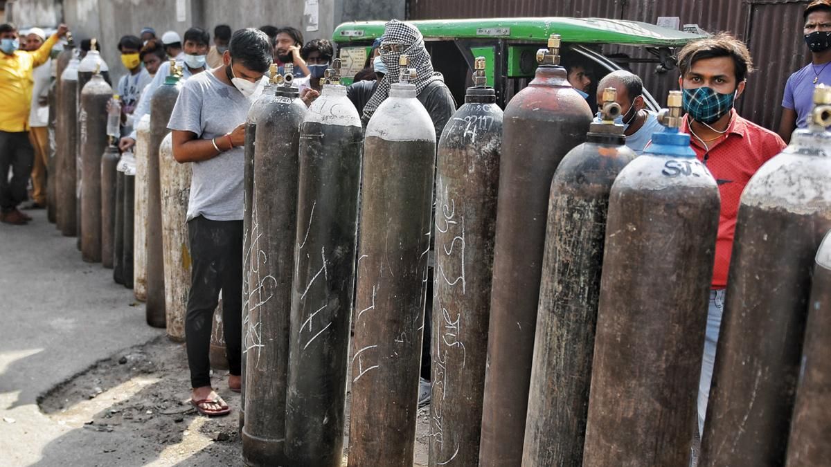 भारी मांग लखनऊ में ऑक्सीजन सिलिंडर के लिए लाइन में लगे लोग