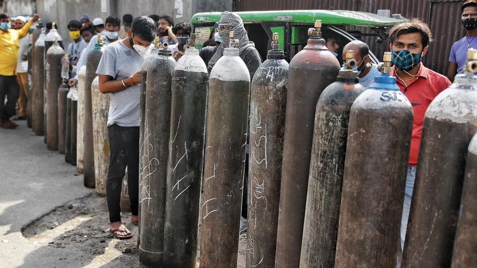 भारी मांग लखनऊ में ऑक्सीजन सिलिंडर के लिए लाइन में लगे लोग