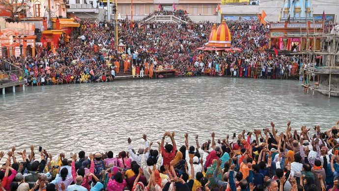 धर्म की जय हो महा शिवरात्रि पर 11 मार्च को कुंभ मेले में स्नान करते भक्त