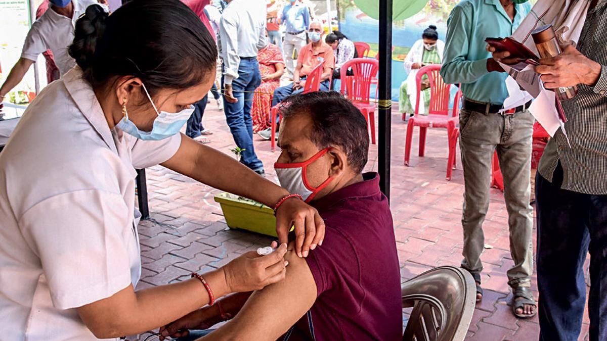 राहुल नरोन्हा पास एक गांव में वैक्सीनेशन कार्यक्रम