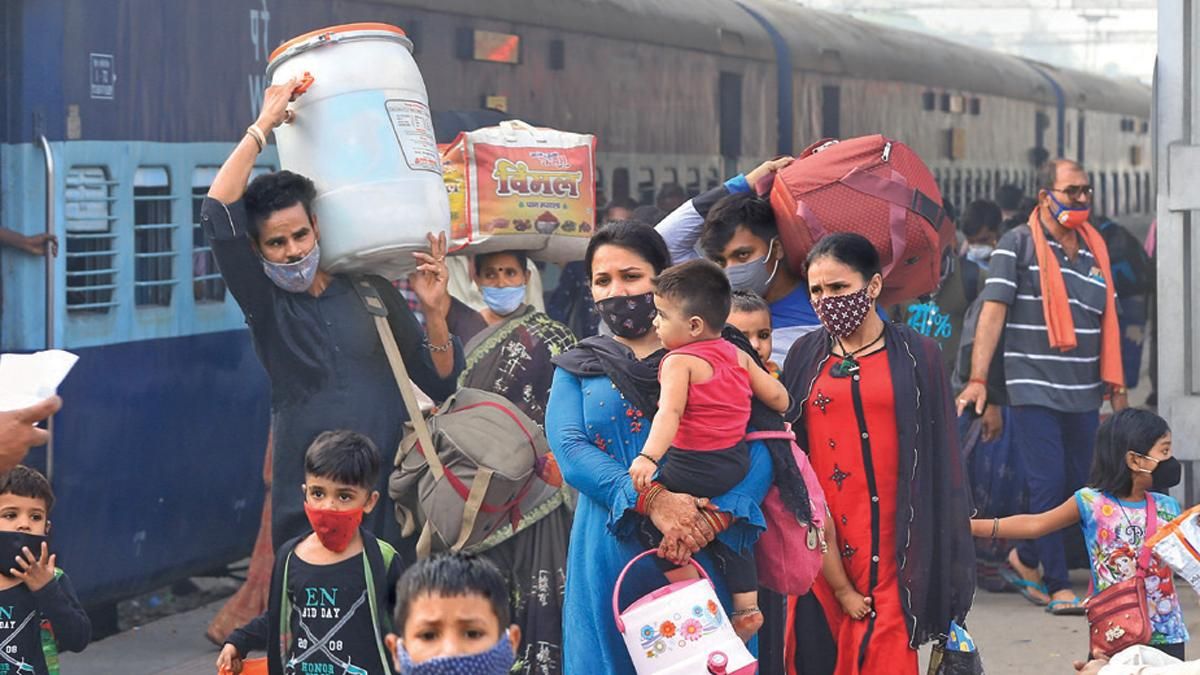 सूरत से अपने गांव-घर लौटते प्रवासी मजदूर