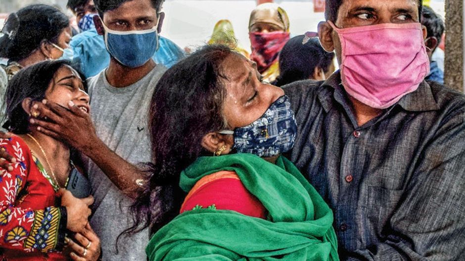 लखनऊ के किंग जॉर्ज मेडिकल कॉलेज में बिलखते परिजन