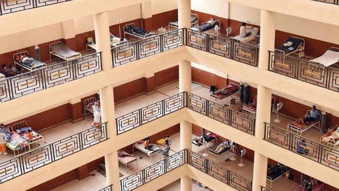 जयपुर में राजस्थान स्वास्थ्य विज्ञान यूनिवर्सिटी के कॉरीडोर में लगाए गए कोविड बेड