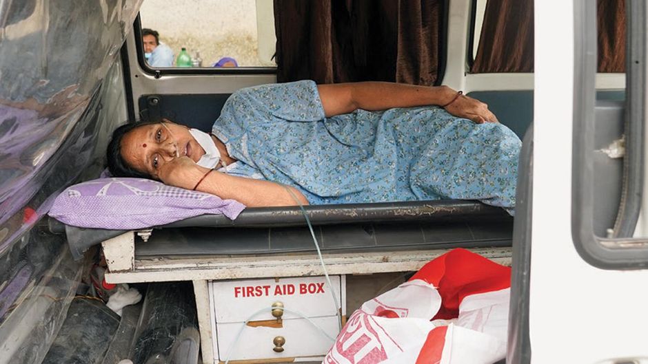 नागपुर में गवर्नमेंट मेडिकल कॉलेज के बाहर बिस्तर की प्रतीक्षा में एक कोविड मरीज