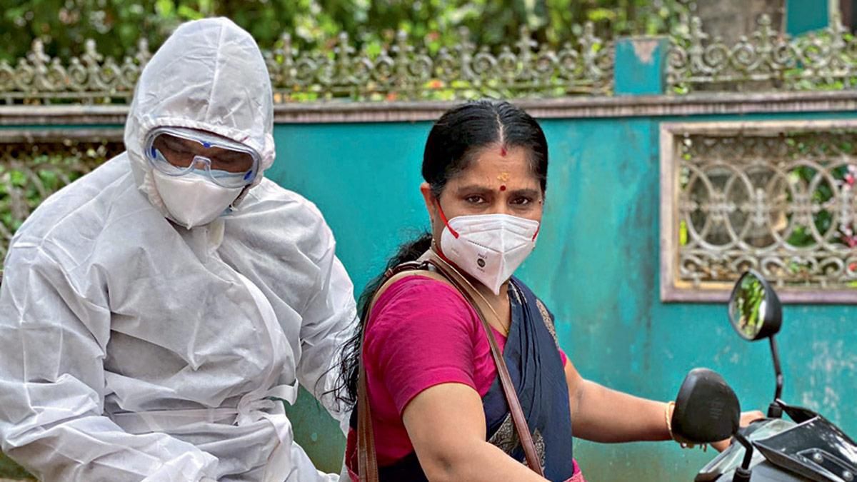 ग्राम रक्षक: साथी बाबू (दाएं) अपने बेटे अनिल बाबू के साथ