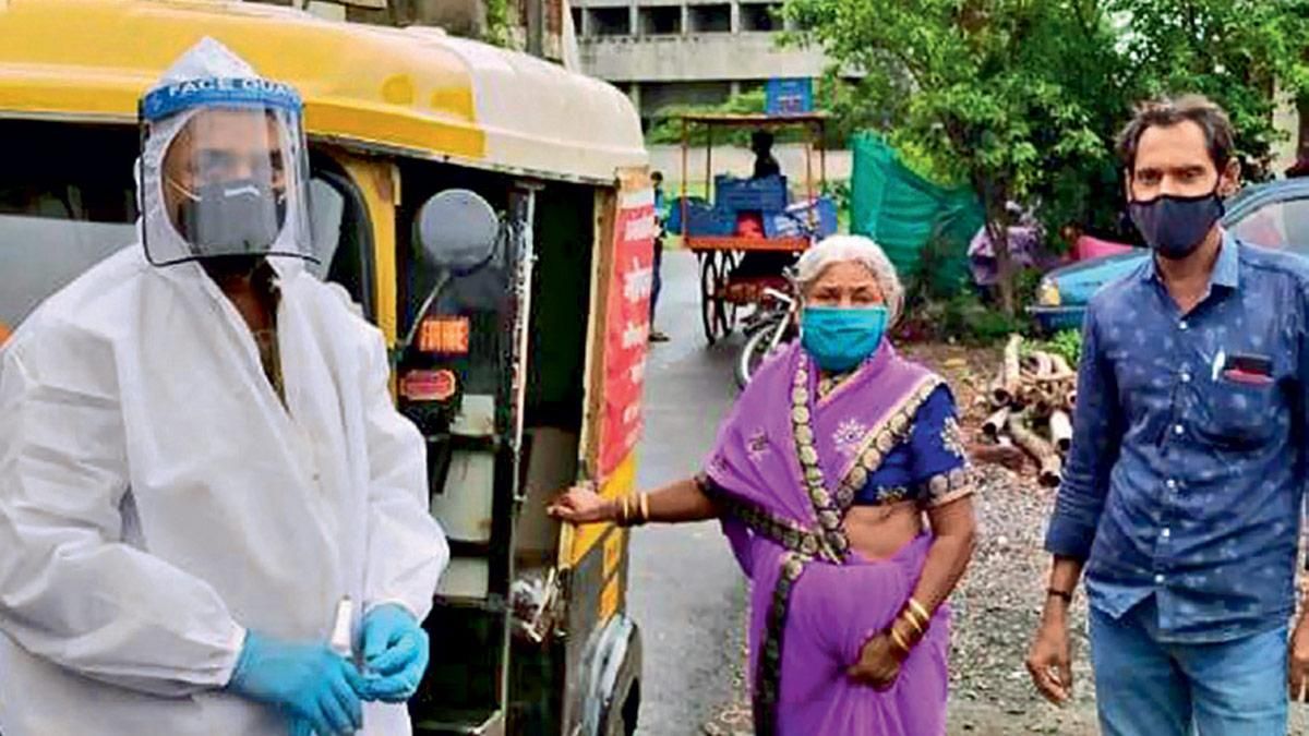 चलने को तैयार: शिंदे सैनिटाइजर की बोतल के साथ