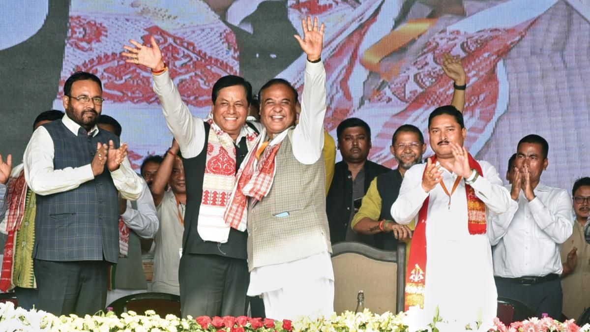 ये अपना याराना! कामरूप जिले के सुआलकुची में 4 अप्रैल की एक सभा में सोनोवाल और सरमा