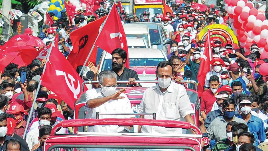 पिनाराई लहर अप्रैल में कन्नूर में अपने गांव पिनाराई में चुनावी रोडशो के दौरान मुख्यमंत्री