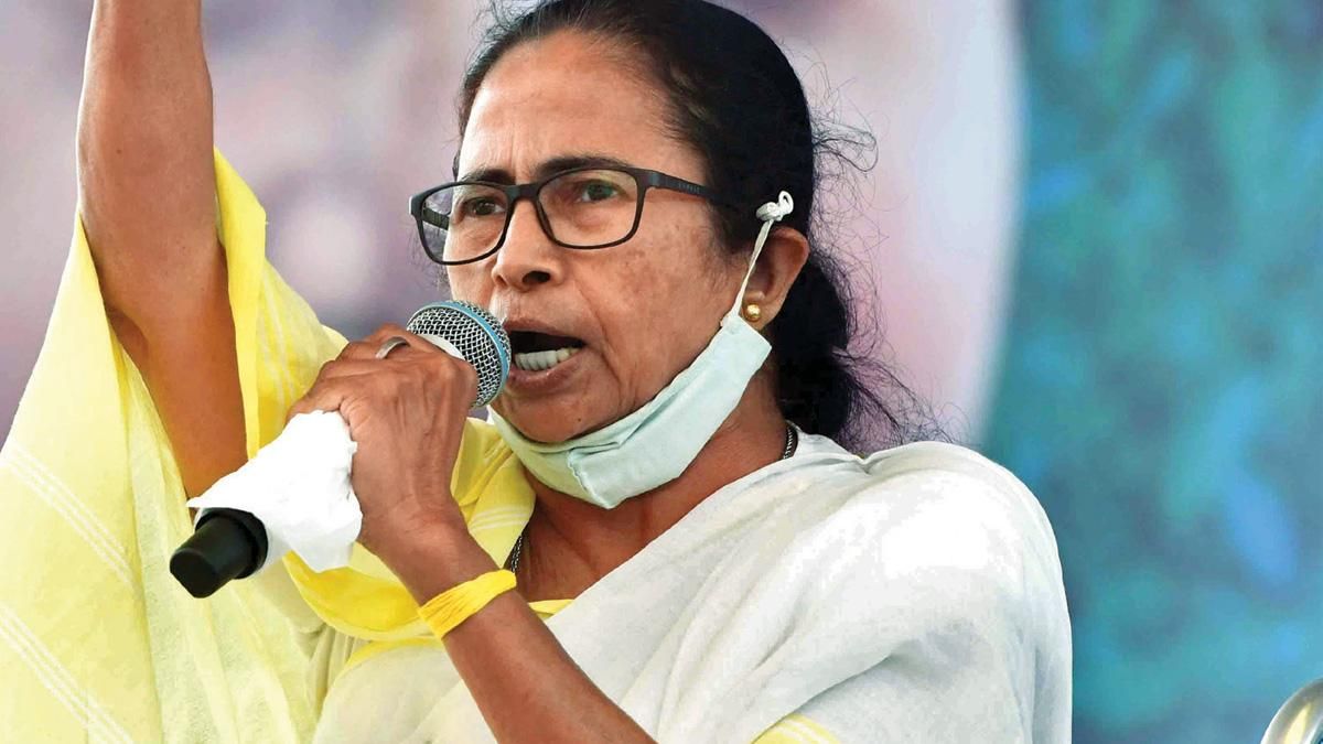 तीसरी बार सीएम ममता बनर्जी 5 अप्रैल को मुख्यमंत्री पद की शपथ लेती हुईं