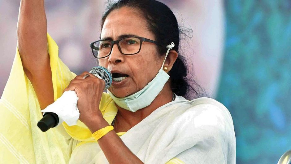 तीसरी बार सीएम ममता बनर्जी 5 अप्रैल को मुख्यमंत्री पद की शपथ लेती हुईं