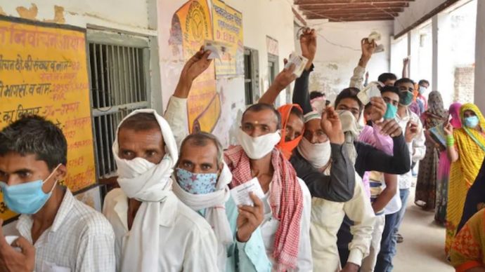 यूपी पंचायत चुनाव में वोट देने पहुंचे मतदाता (प्रतीकात्मक फोटो/पीटीआइ)