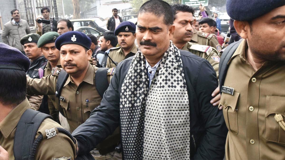 दबंग सियासतदां शहाबुद्दीन फरवरी 2017 में सिवान से दिल्ली की तिहाड़ जेल ले जाए जाते हुए