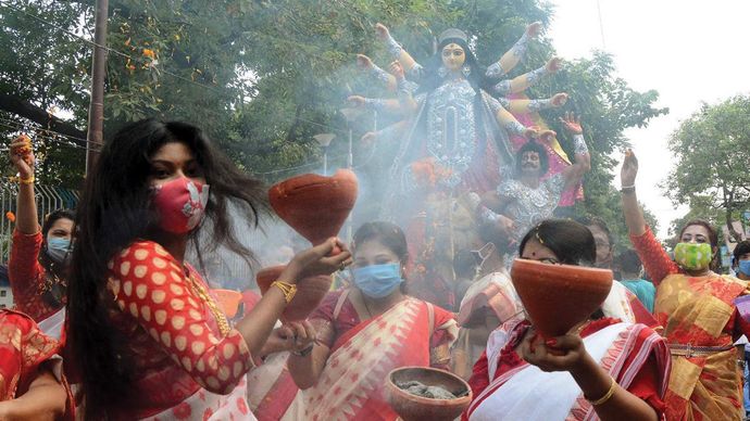ध्रुवीकरण का दांव नाकाम कोलकाता में दुर्गा पुजा विसर्जन