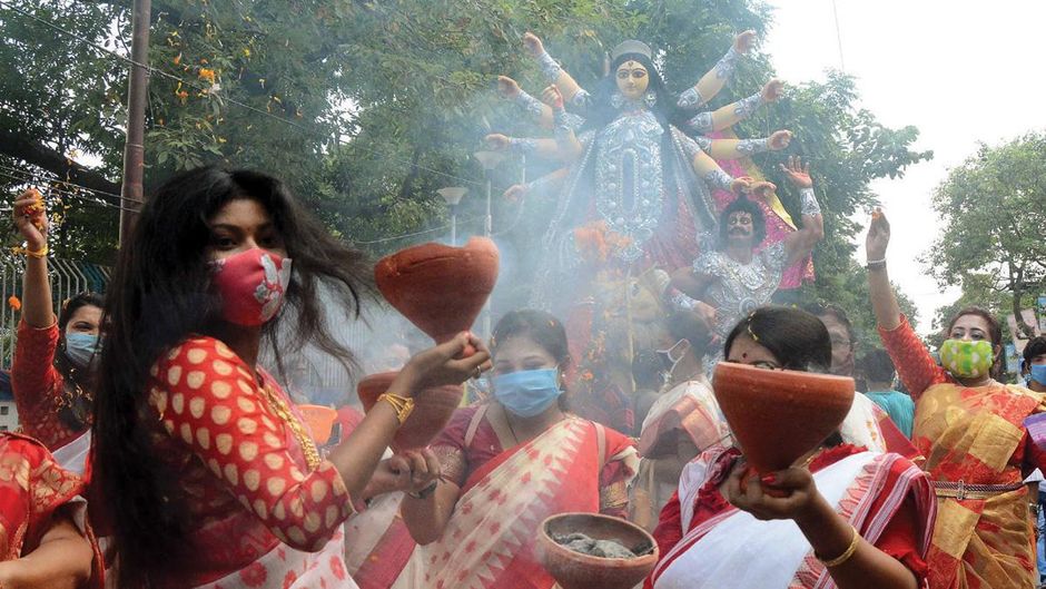 ध्रुवीकरण का दांव नाकाम कोलकाता में दुर्गा पुजा विसर्जन