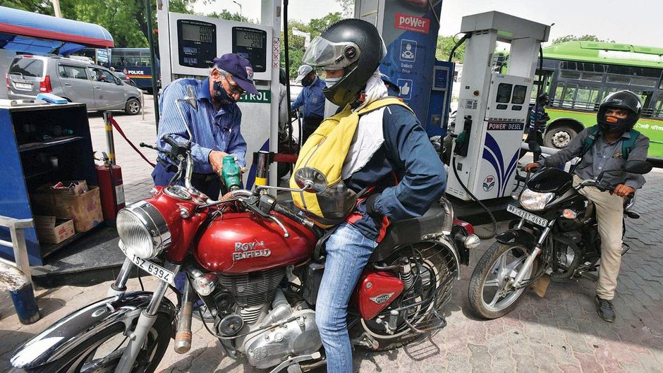 खर्च बढ़ा नई दिल्ली में फिरोज शाह कोटला स्टेडियम के पास पेट्रोल पंप पर दोपहिया वाहन