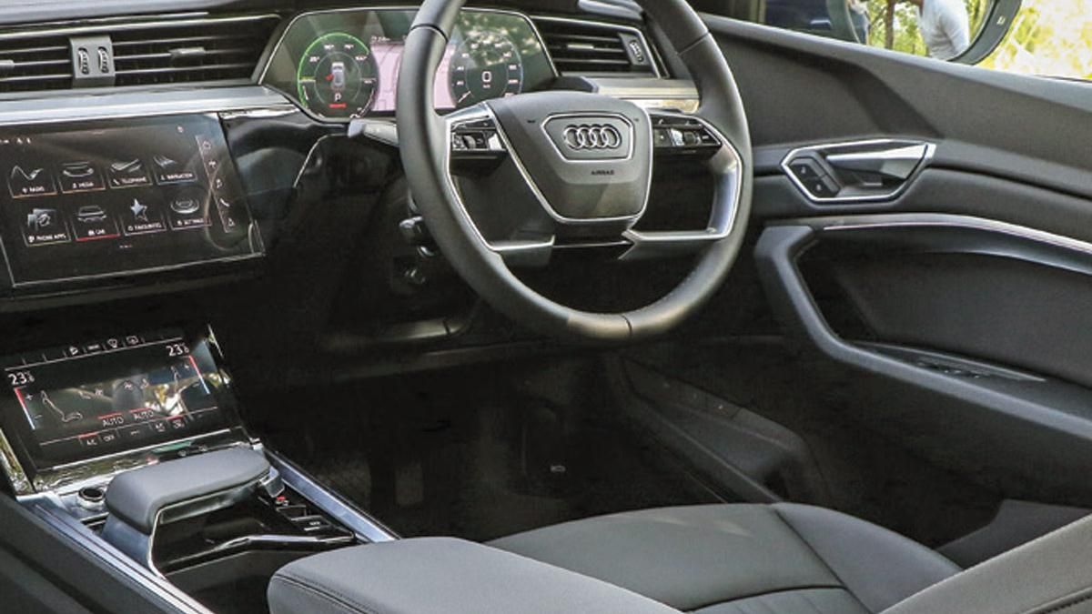 ड्यूएल टोन कॉग्नेक ब्राउन इंटीरियर के साथ 26.03 सेंटीमीटर (10.25 इंच) एचडी टचस्क्रीन सिस्टम