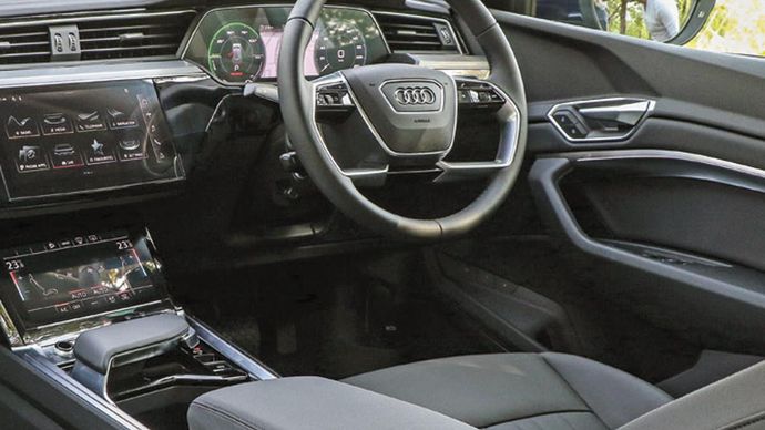 ड्यूएल टोन कॉग्नेक ब्राउन इंटीरियर के साथ 26.03 सेंटीमीटर (10.25 इंच) एचडी टचस्क्रीन सिस्टम