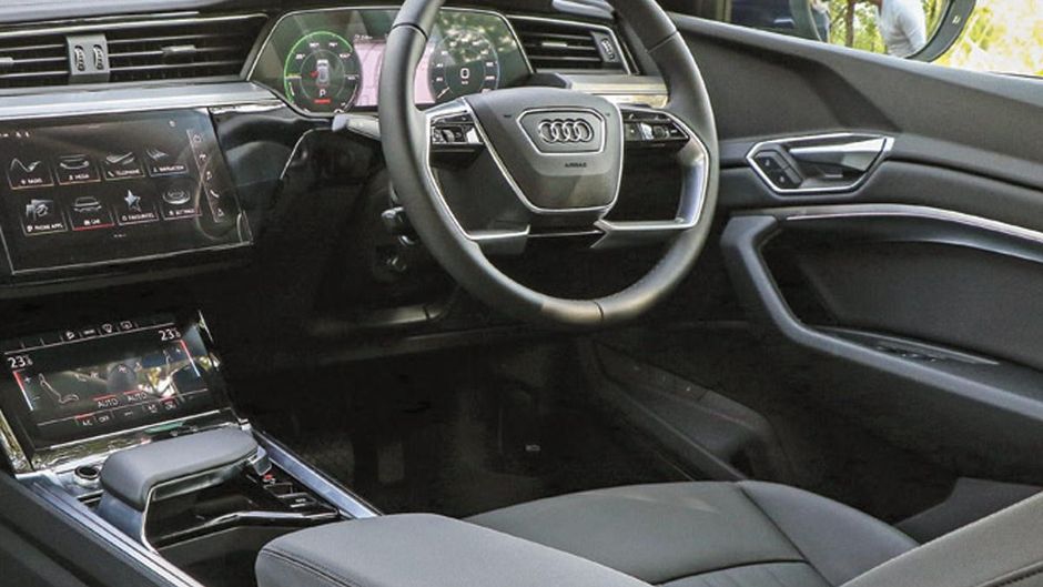 ड्यूएल टोन कॉग्नेक ब्राउन इंटीरियर के साथ 26.03 सेंटीमीटर (10.25 इंच) एचडी टचस्क्रीन सिस्टम