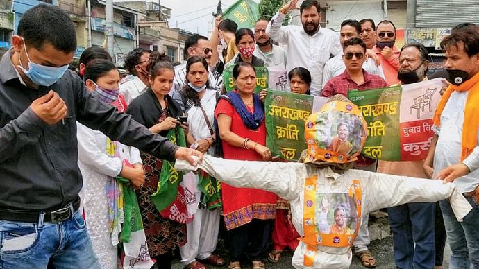 आक्रोश भूमि कानून को लेकर पूर्व मुख्यमंत्री त्रिवेंद्र सिंह रावत का पुतला फूंकते यूकेडी के कार्यकर्ता