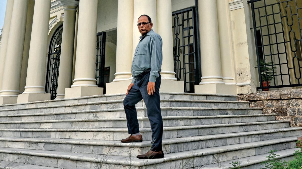 शक्ति स्तंभ विश्वविद्यालय परिसर में प्रो. पी.सी. जोशी