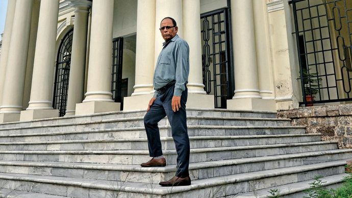 शक्ति स्तंभ विश्वविद्यालय परिसर में प्रो. पी.सी. जोशी