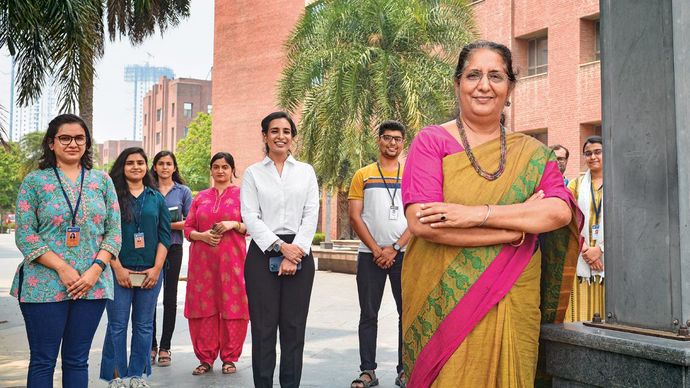 कतार में आगे छात्रों के साथ एमिटी की कुलपति प्रो. बलविंदर शुक्ला