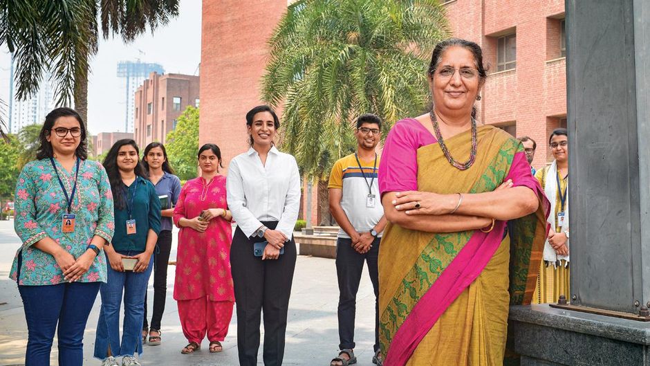 कतार में आगे छात्रों के साथ एमिटी की कुलपति प्रो. बलविंदर शुक्ला