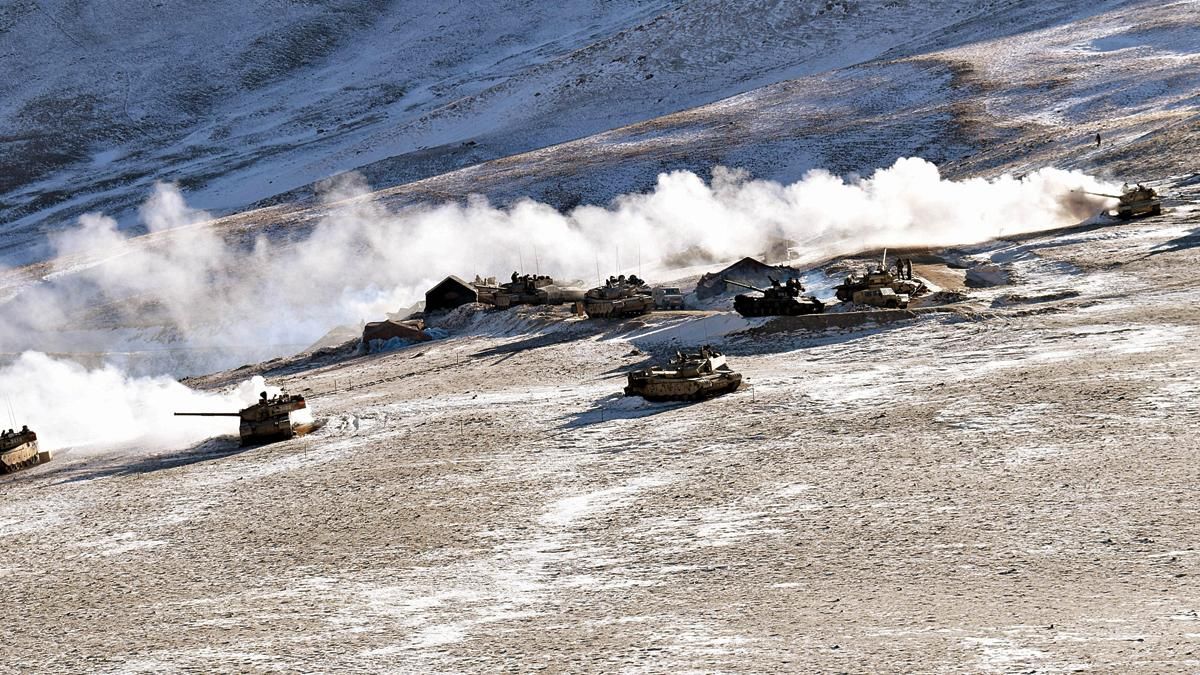 पीछे हटने के मायने पूर्वी लद्दाख में पैंगोंग झील के किनारों से 16 फरवरी, 2021 को भारत और चीन के सैनिक और टैंक पीछे हटते हुए