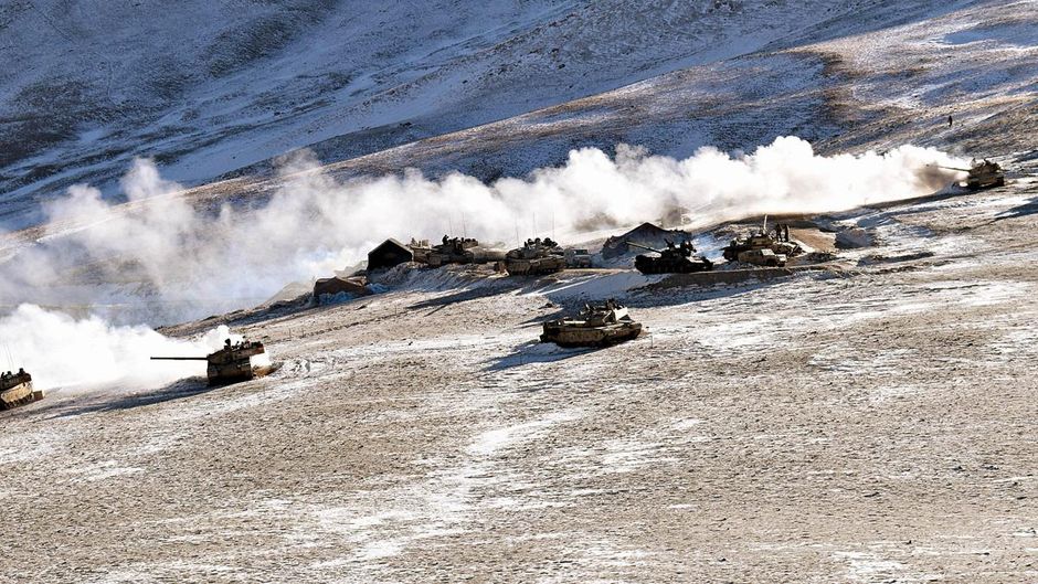 पीछे हटने के मायने पूर्वी लद्दाख में पैंगोंग झील के किनारों से 16 फरवरी, 2021 को भारत और चीन के सैनिक और टैंक पीछे हटते हुए