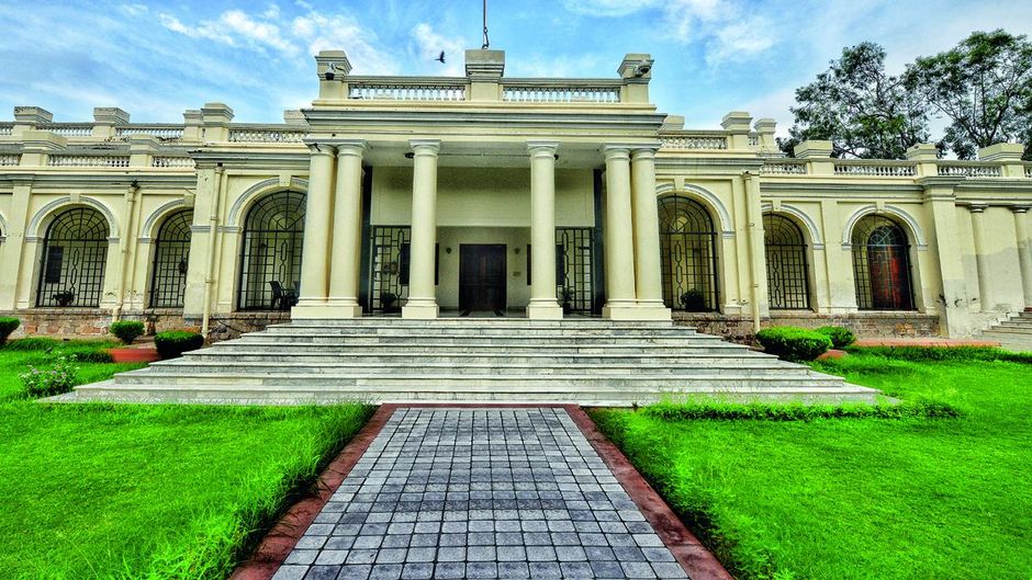 बेस्ट यूनिवर्सिटी