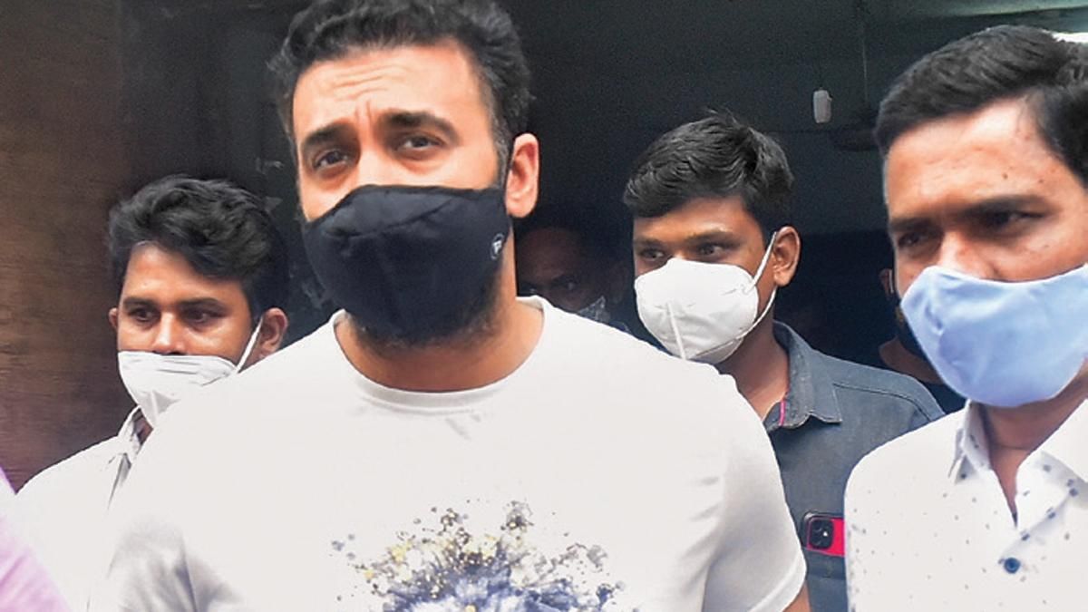 पर्दाफाश! राज कुंद्रा (बीच में) को 23 जुलाई को मुंबई के किला कोर्ट में पेश किया गया