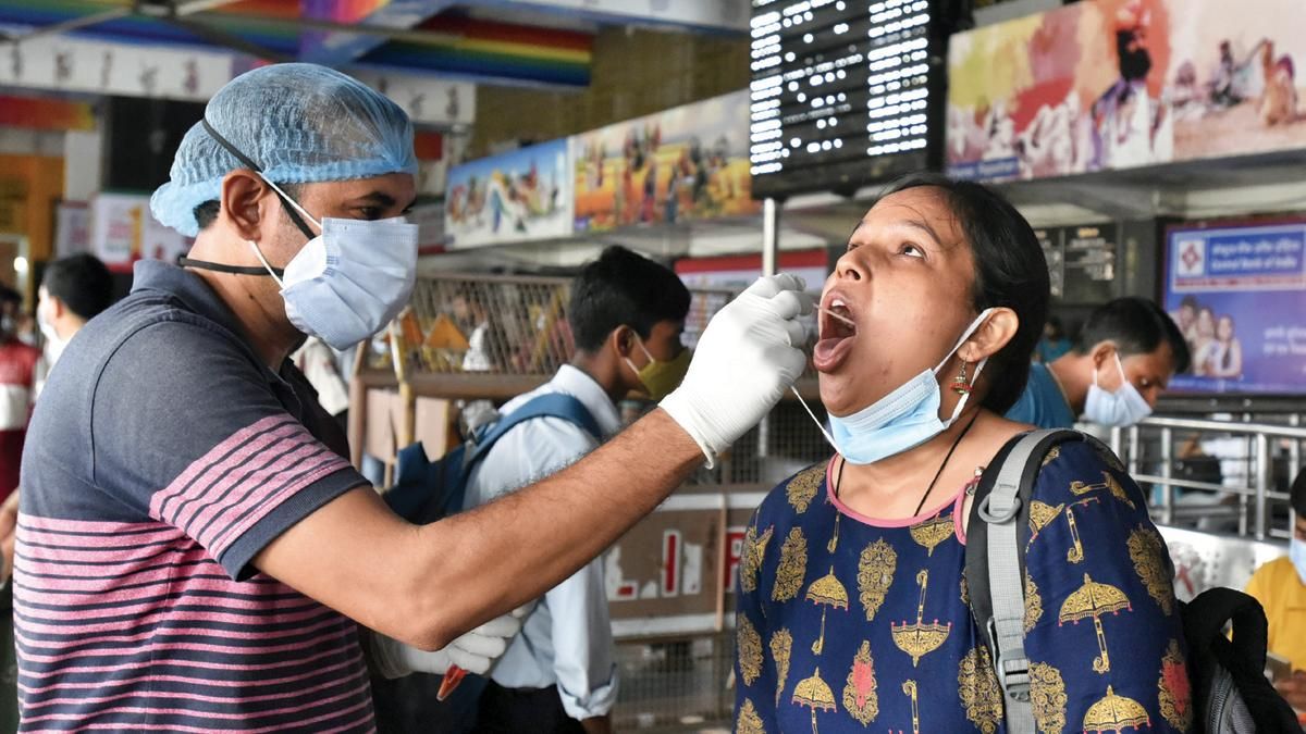 वायरस की निगरानी 5 अगस्त को नई दिल्ली रेलवे स्टेशन पर होती कोविड टेस्टिंग