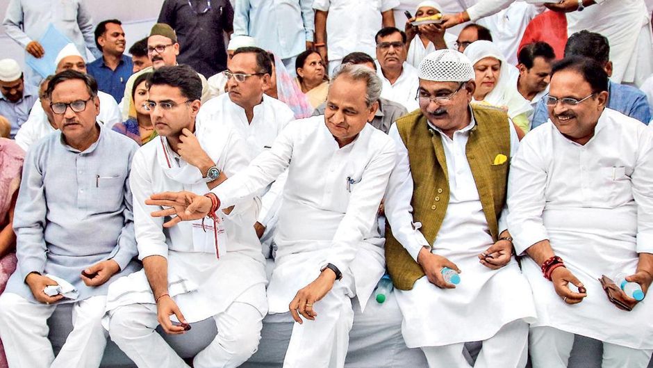 असहज स्थिति मुख्यमंत्री अशोक गहलोत और सचिन पायलट