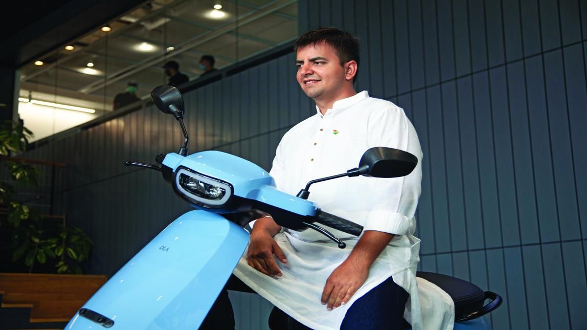 खुश और उत्साहित ओला इलेक्ट्रिक के सीईओ भवीश अग्रवाल 15 अगस्त को अपने ई-स्कूटर के लॉन्च के अवसर पर